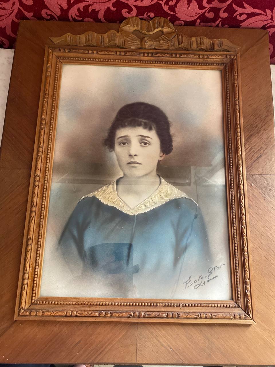 Portrait photographique ancien rehaussé à la main d'une jeune femme dans son cadre en bois sculpté