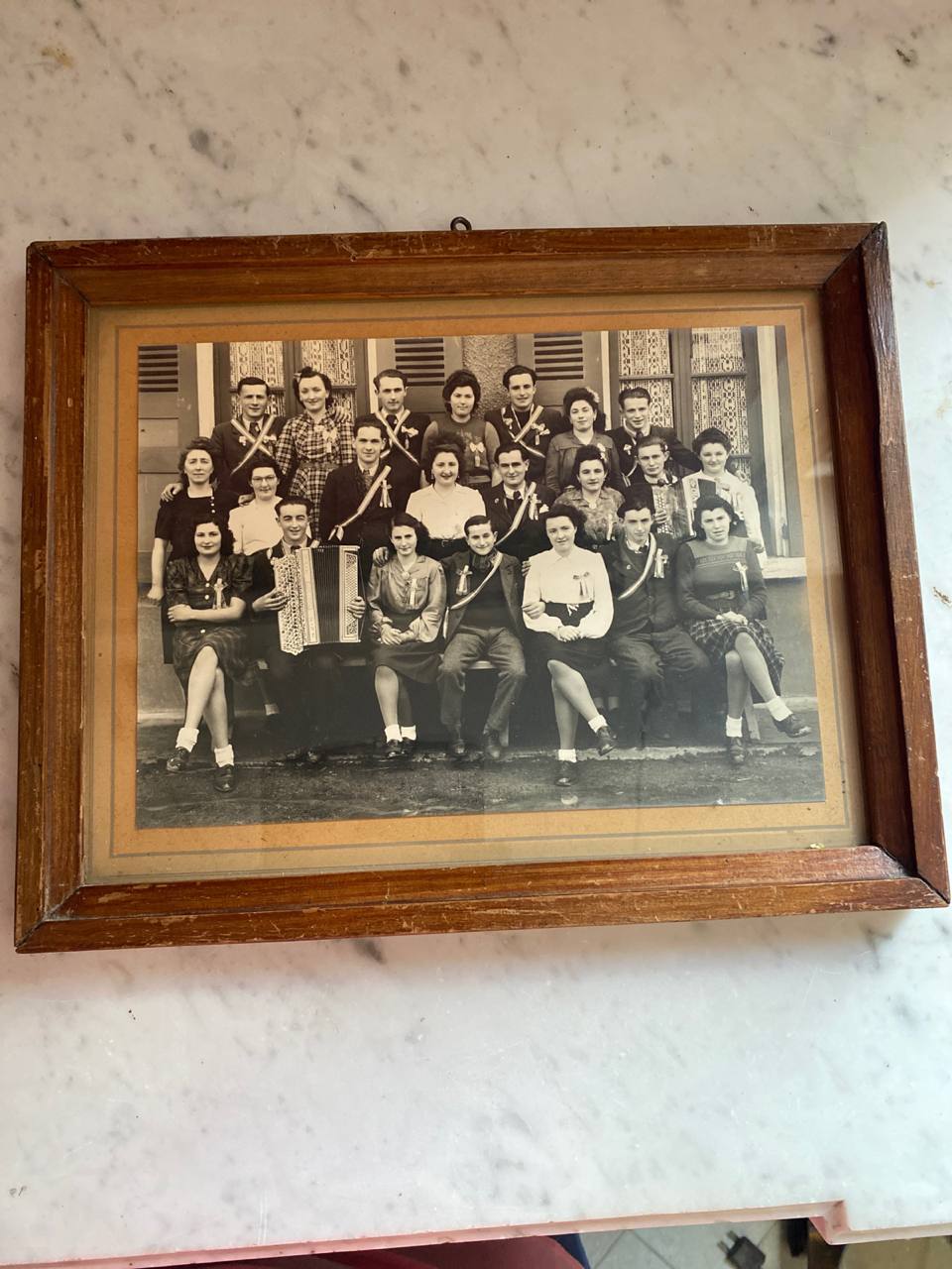 Photographie ancienne de groupe de jeunes musiciens et accordéonistes dans son cadre en bois