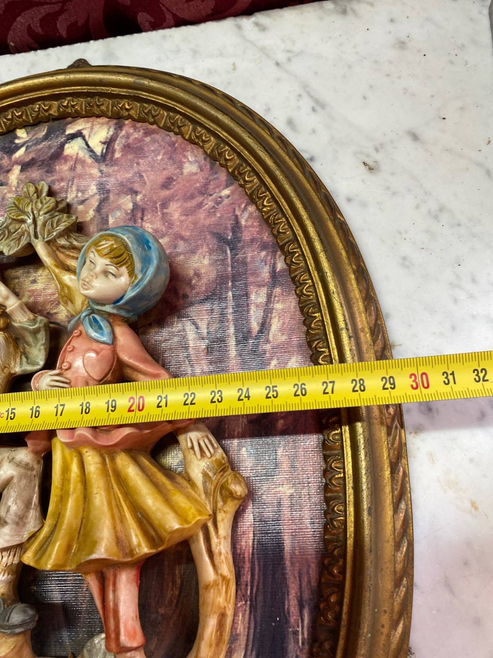Détail du relief en plâtre polychrome de la fillette au fichu bleu