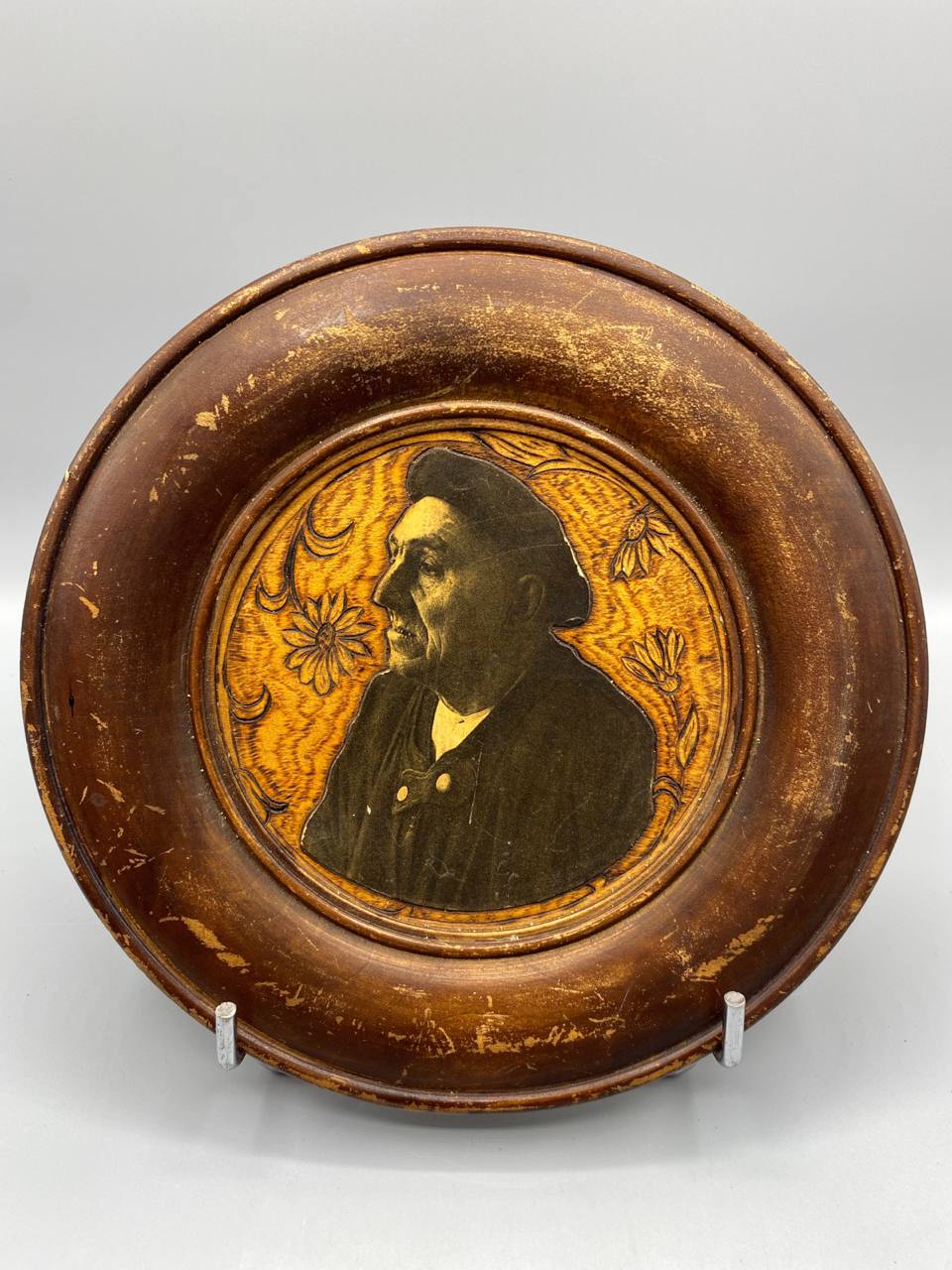 Assiette murale en bois pyrogravé Art nouveau avec portrait d'homme de profil