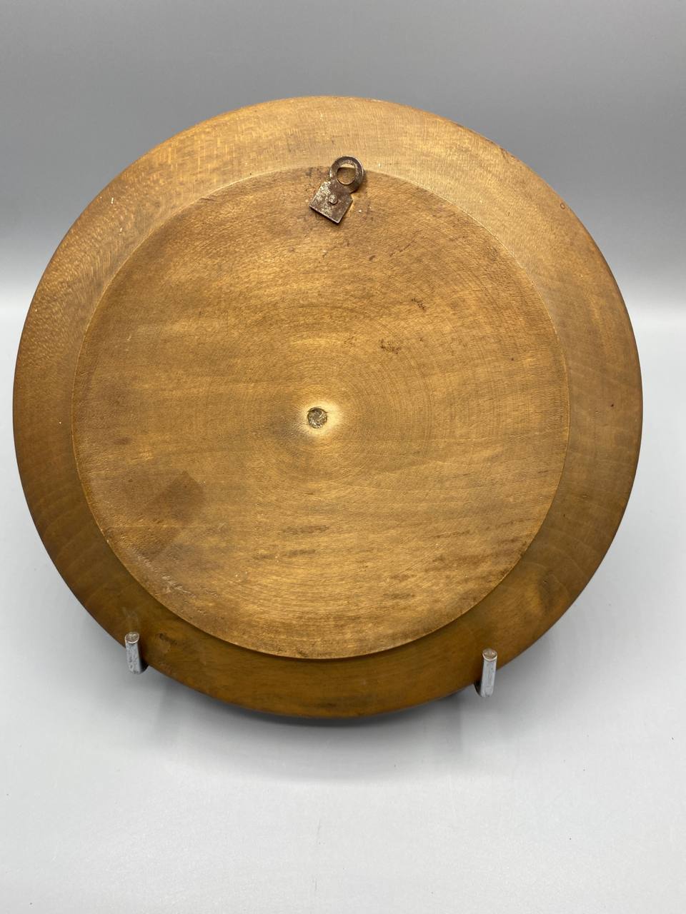 Dos de l'assiette en bois avec anneau de suspension