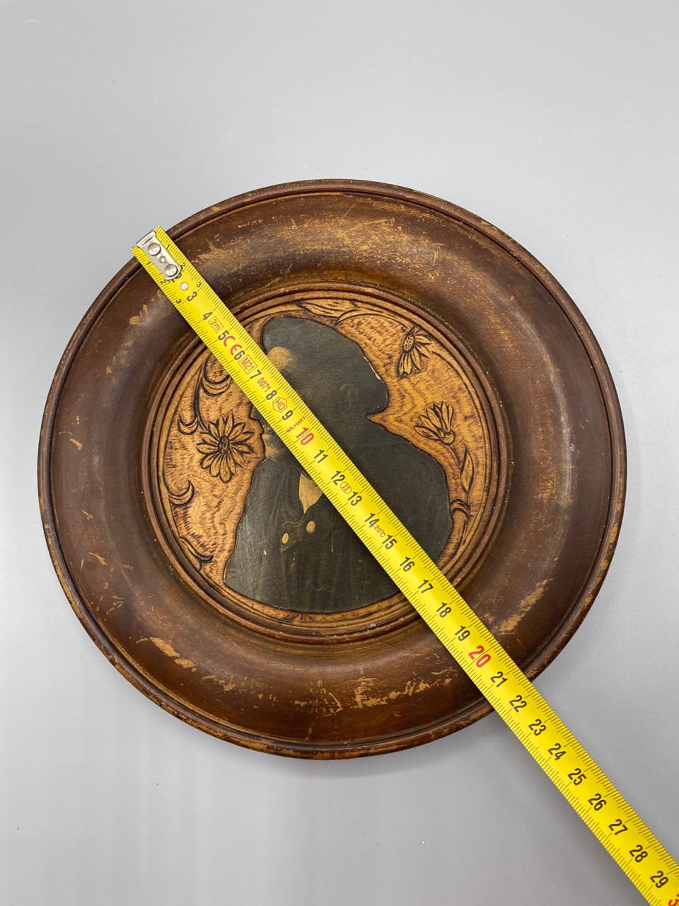 Diamètre de l'assiette mesuré à environ 29 cm au mètre