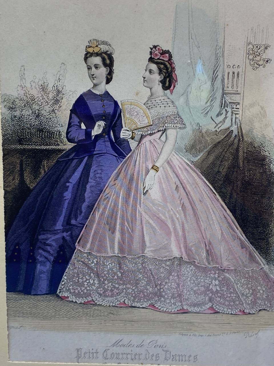 Détail gravure colorisée deux élégantes