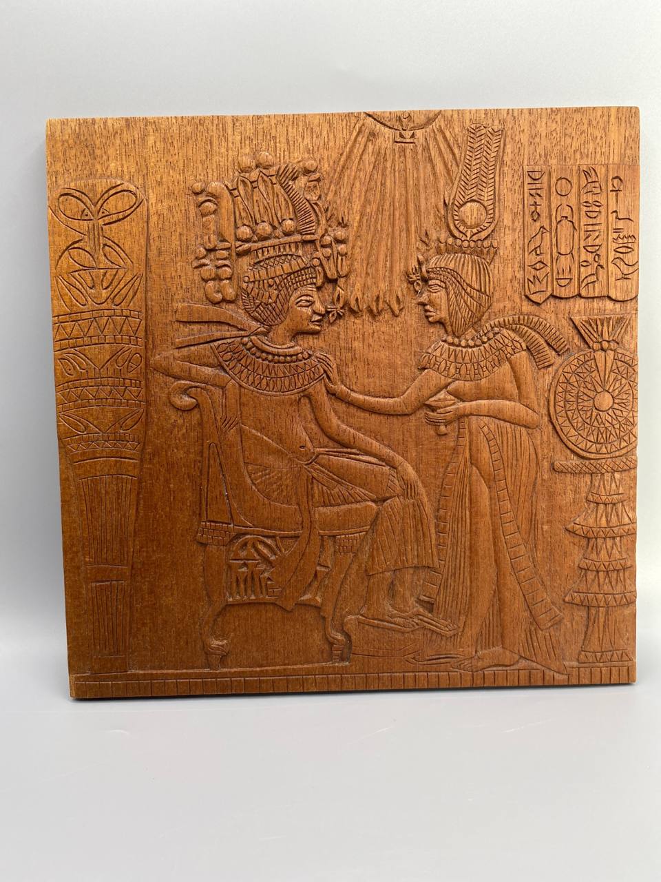 Panneau sculpté bois scène égyptienne pharaon et reine
