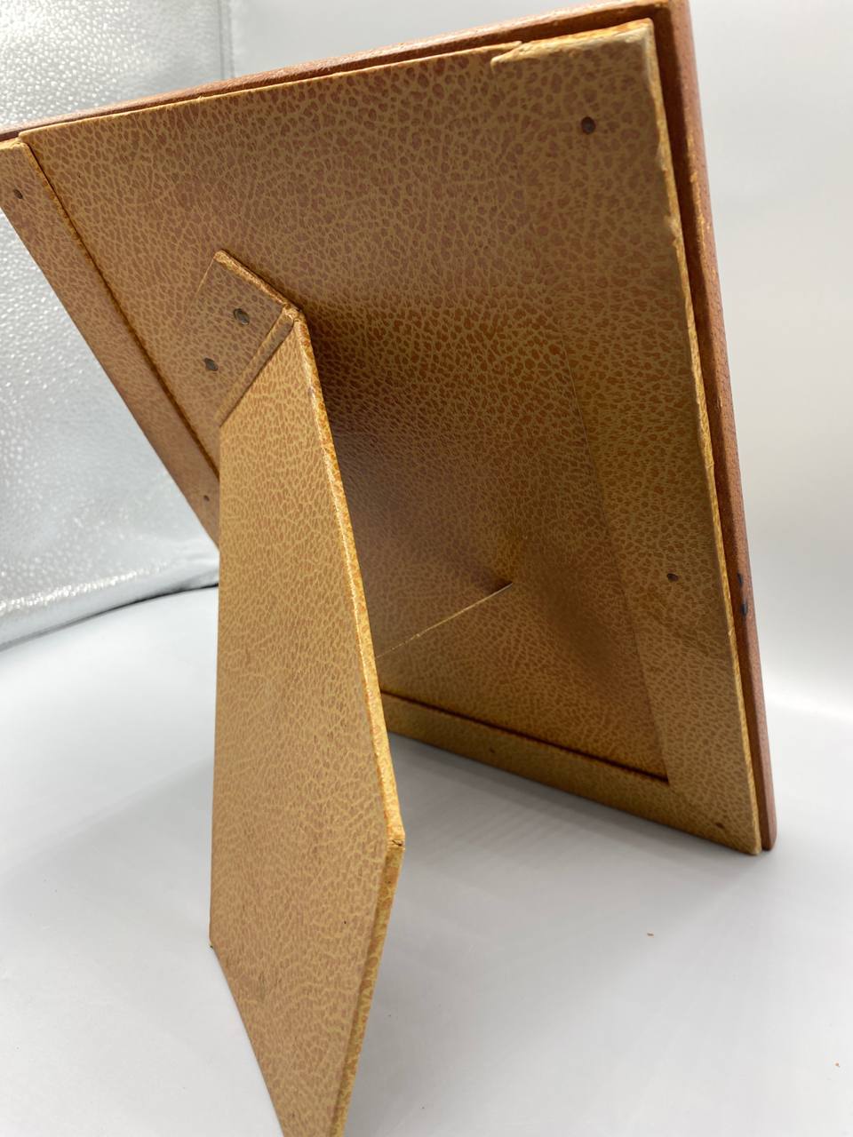 Détail angle cuir grainé brun et intérieur crème