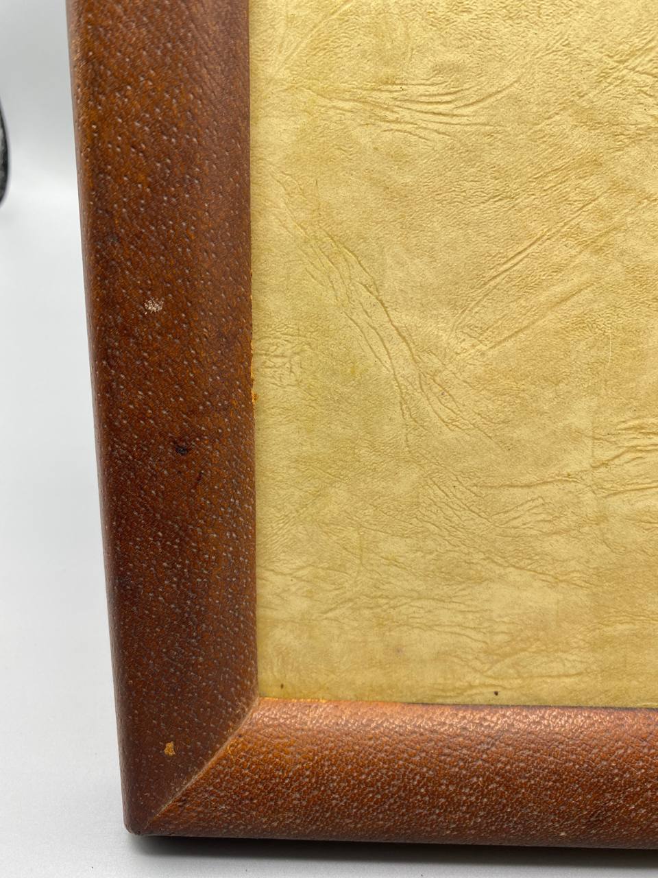 Détail passe-vue intérieur cuir lisse beige crème