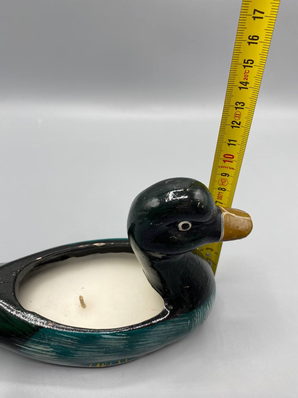 Canard colvert avec mètre ruban, hauteur environ 9 cm