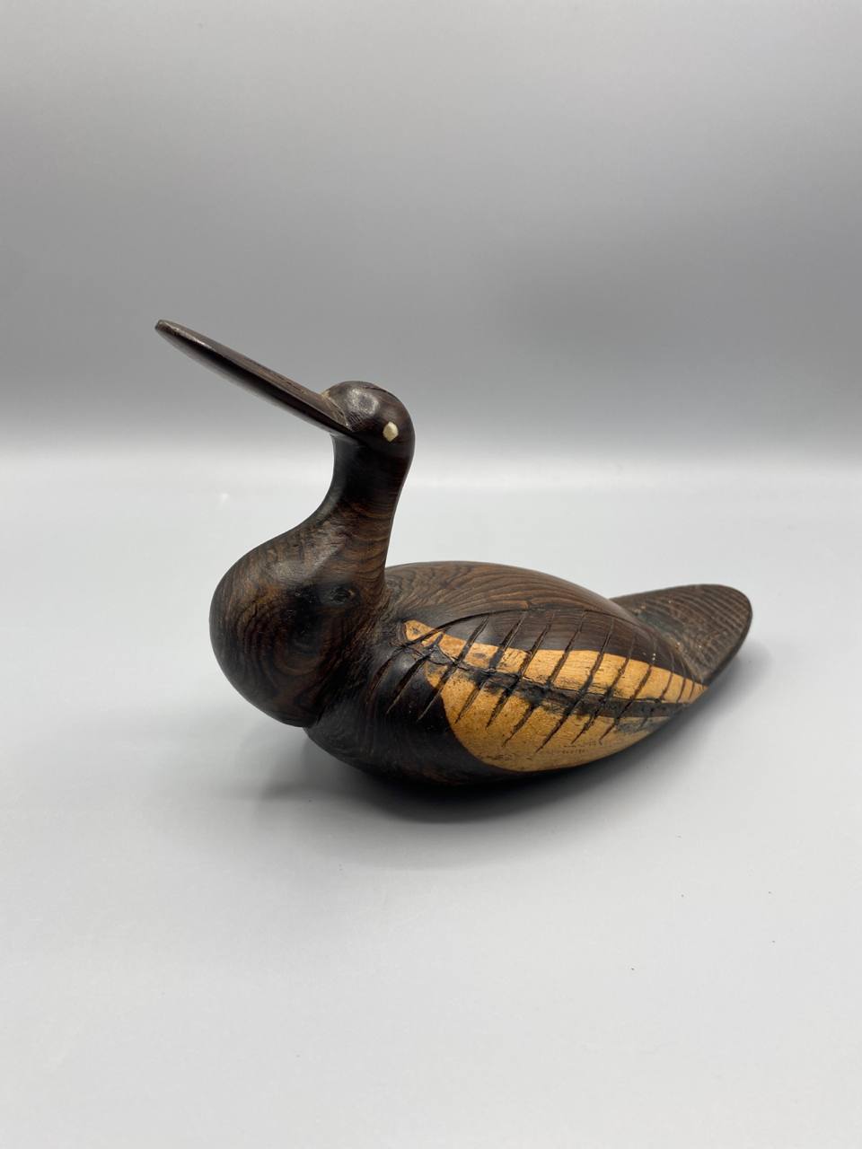 Sculpture oiseau aquatique bois, vue de profil gauche