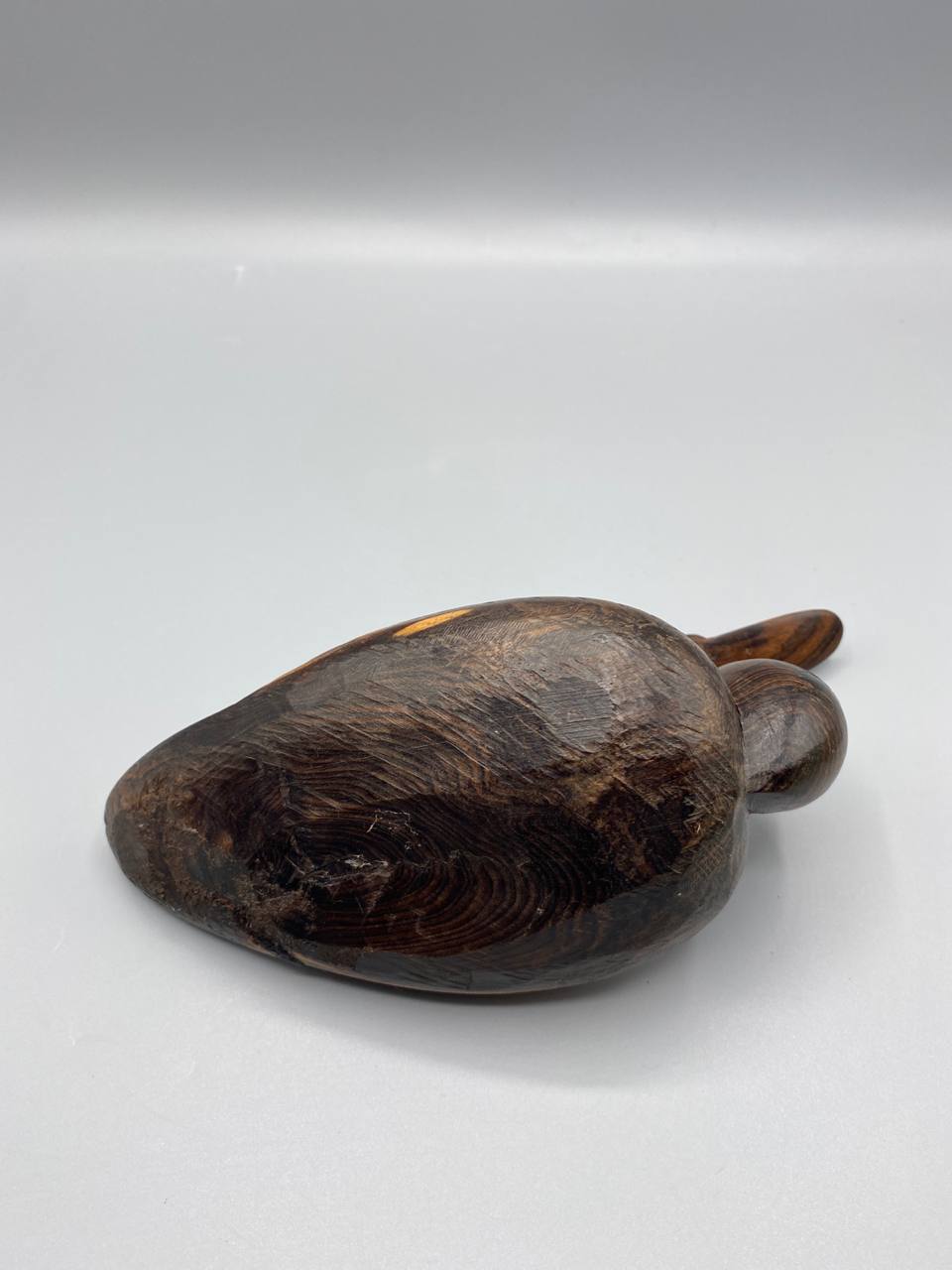 Sculpture oiseau bois, vue du dessous