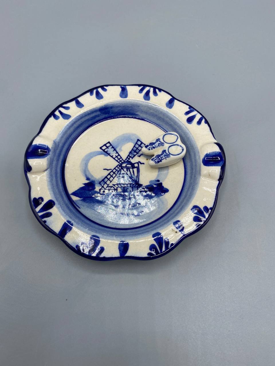 Cendrier Delft Blue, vue de dessus, moulin à vent et sabot en relief