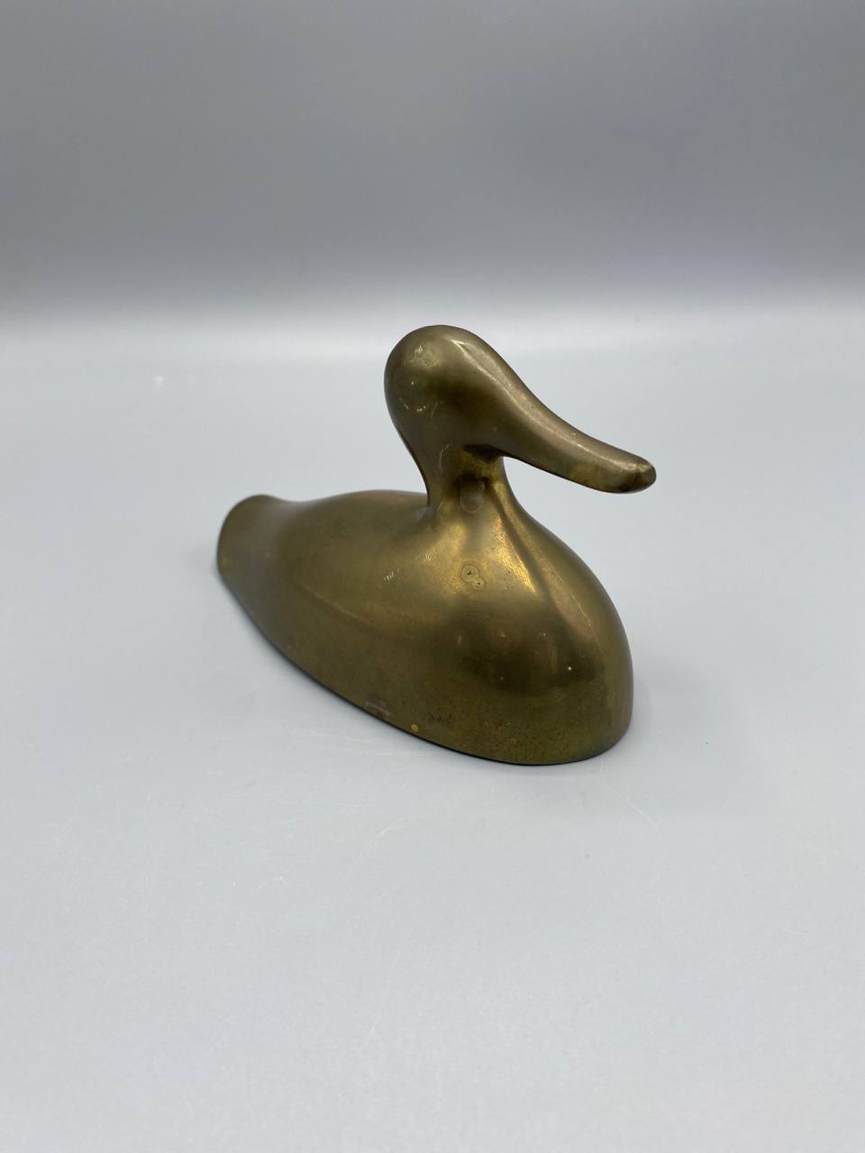 Canard laiton massif, vue de profil gauche