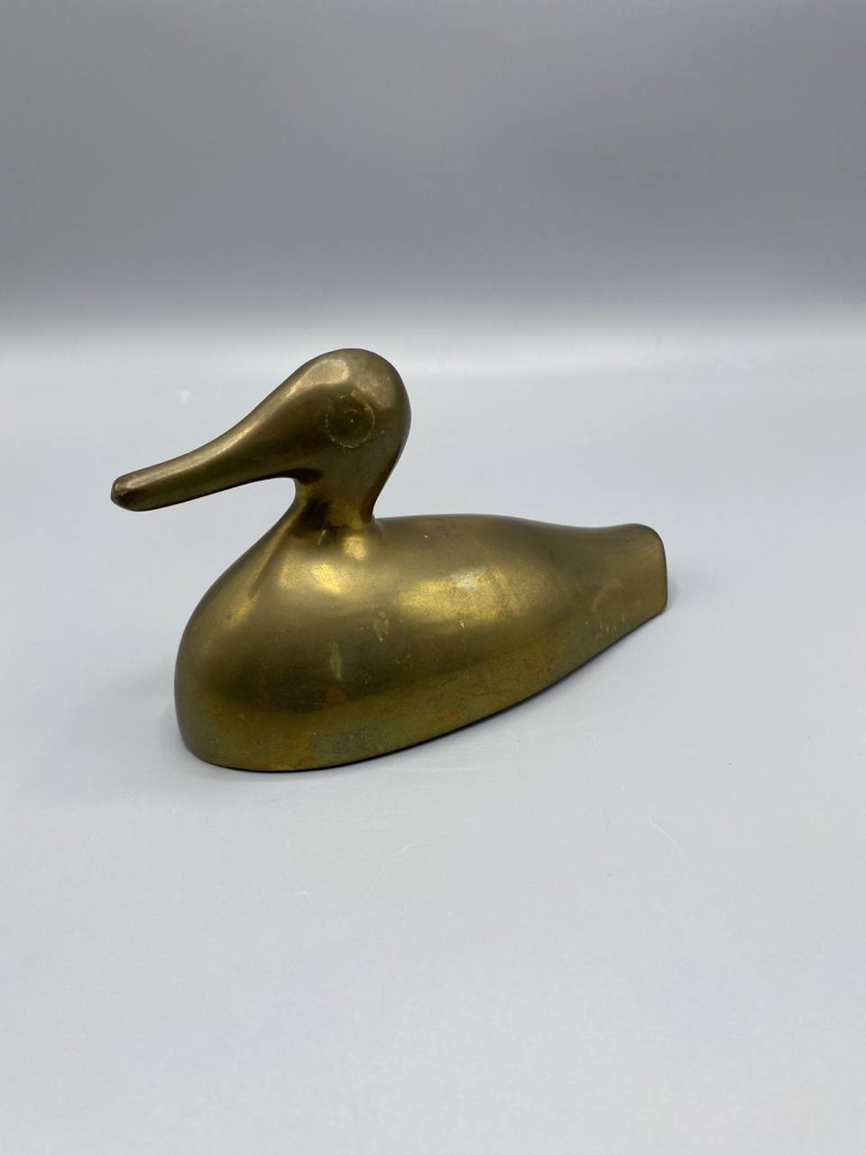 Canard laiton massif, vue de profil droit
