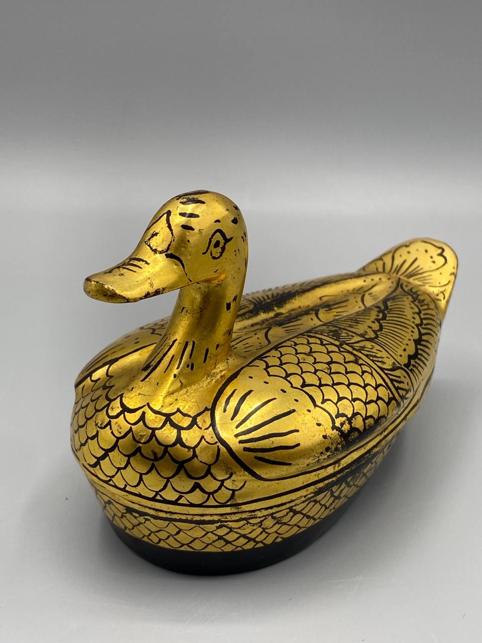 Boîte canard laqué doré, vue de face