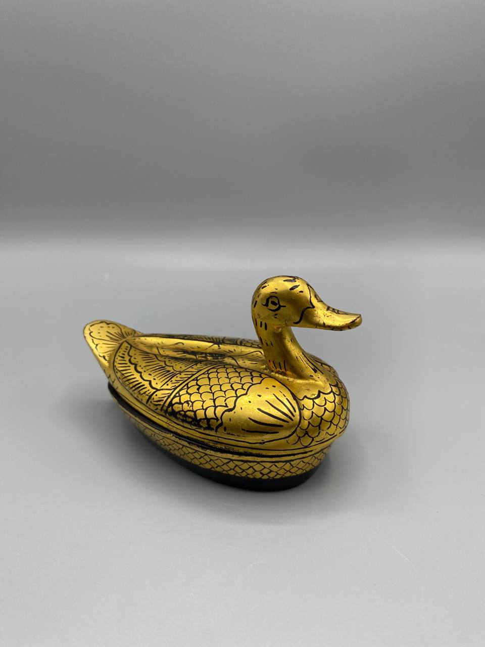 Boîte canard laqué doré, vue de profil