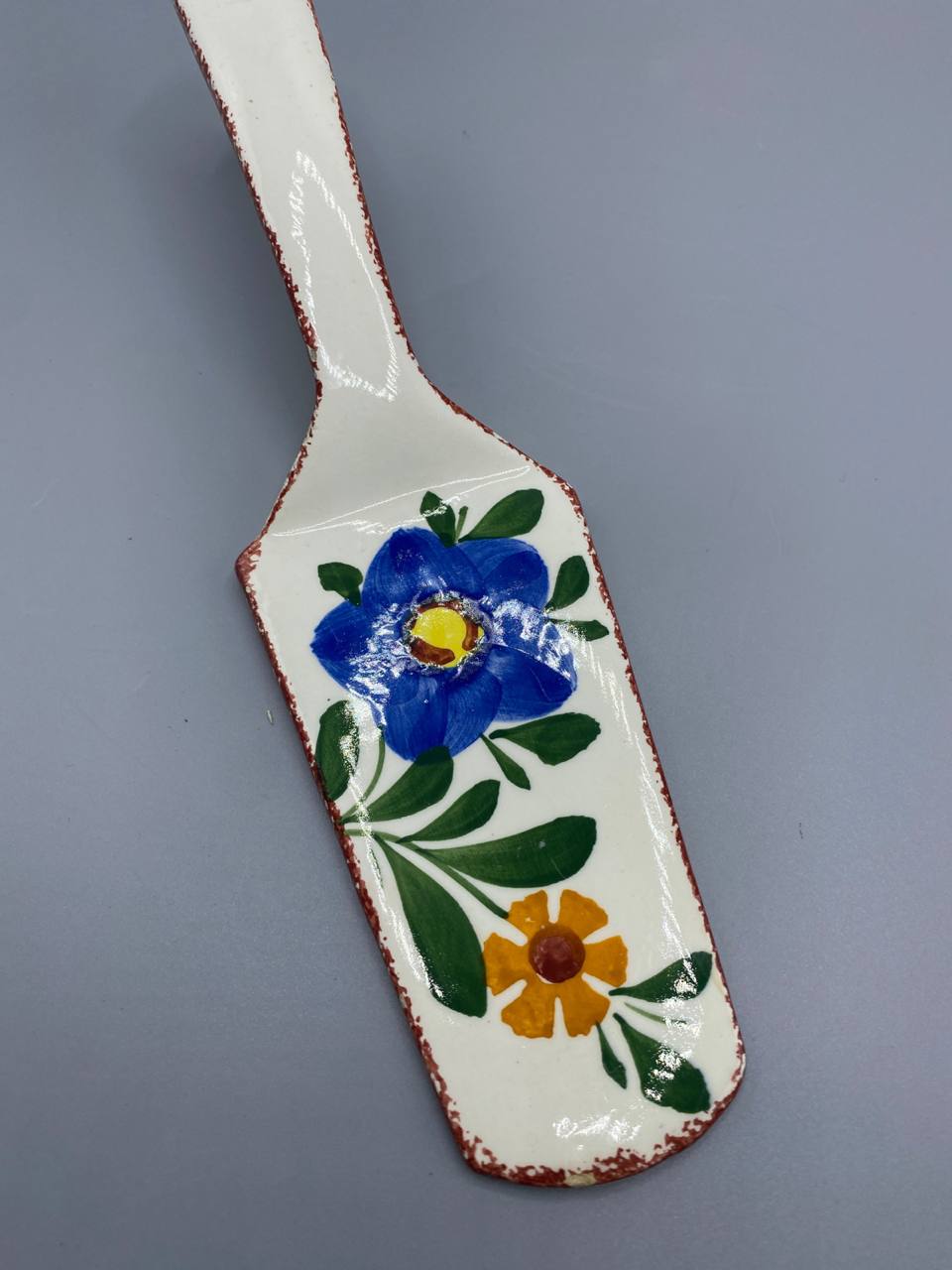 Pelle à tarte faïence, vue de dos avec décor floral