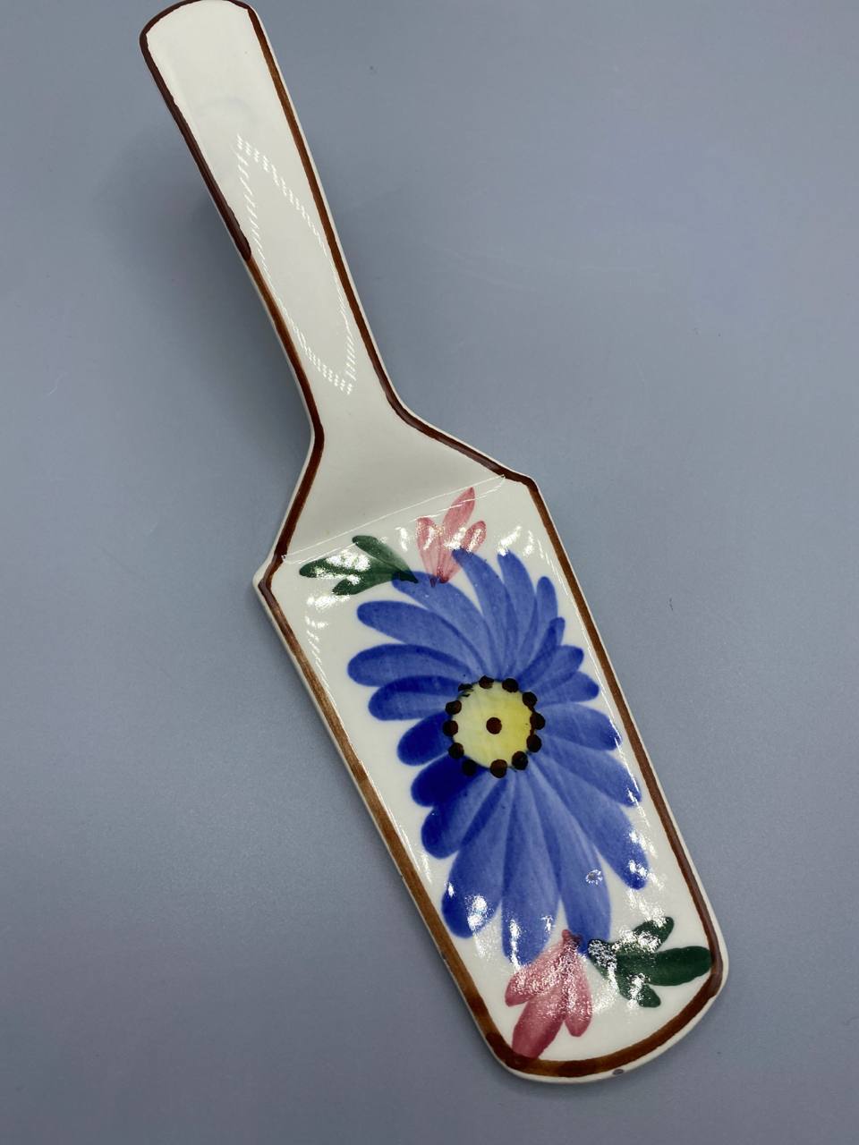 Pelle à tarte faïence, grande marguerite bleue lavande peinte main