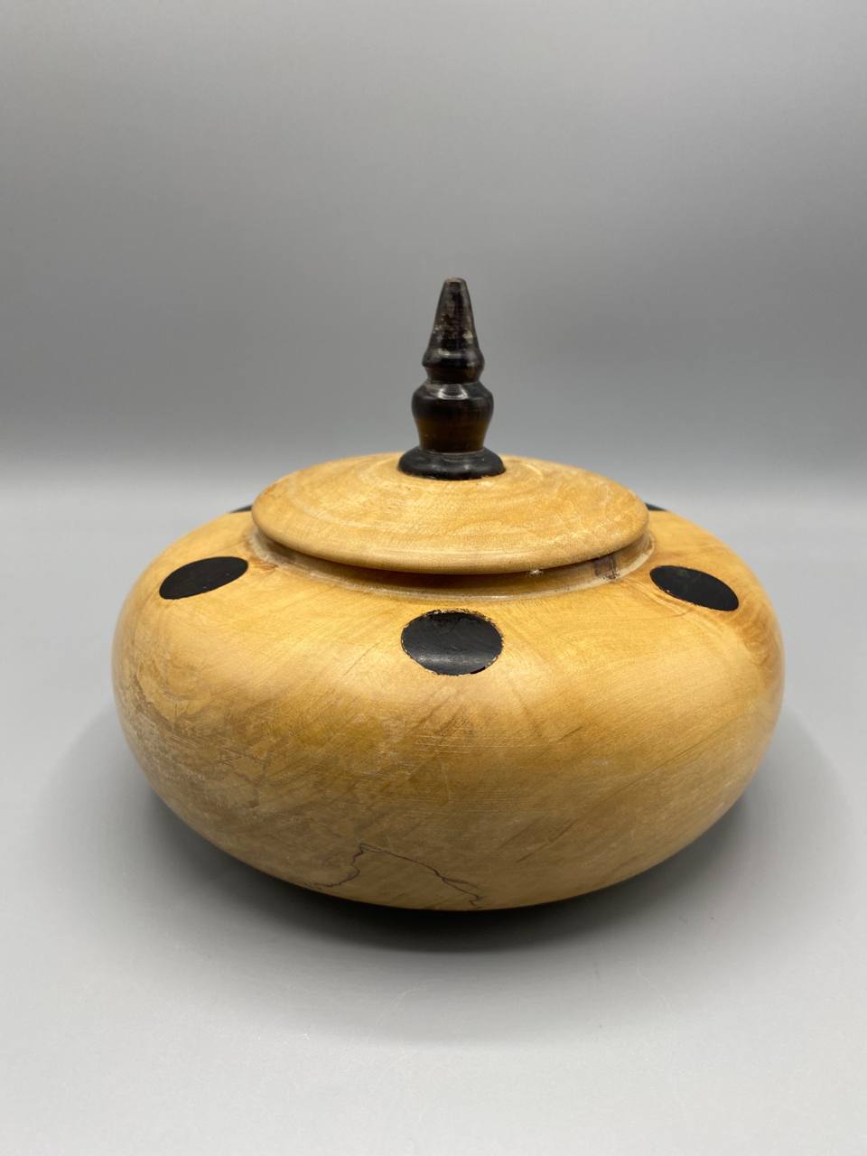 Boîte érable tourné, vue de dessus fermée, incrustations ébène
