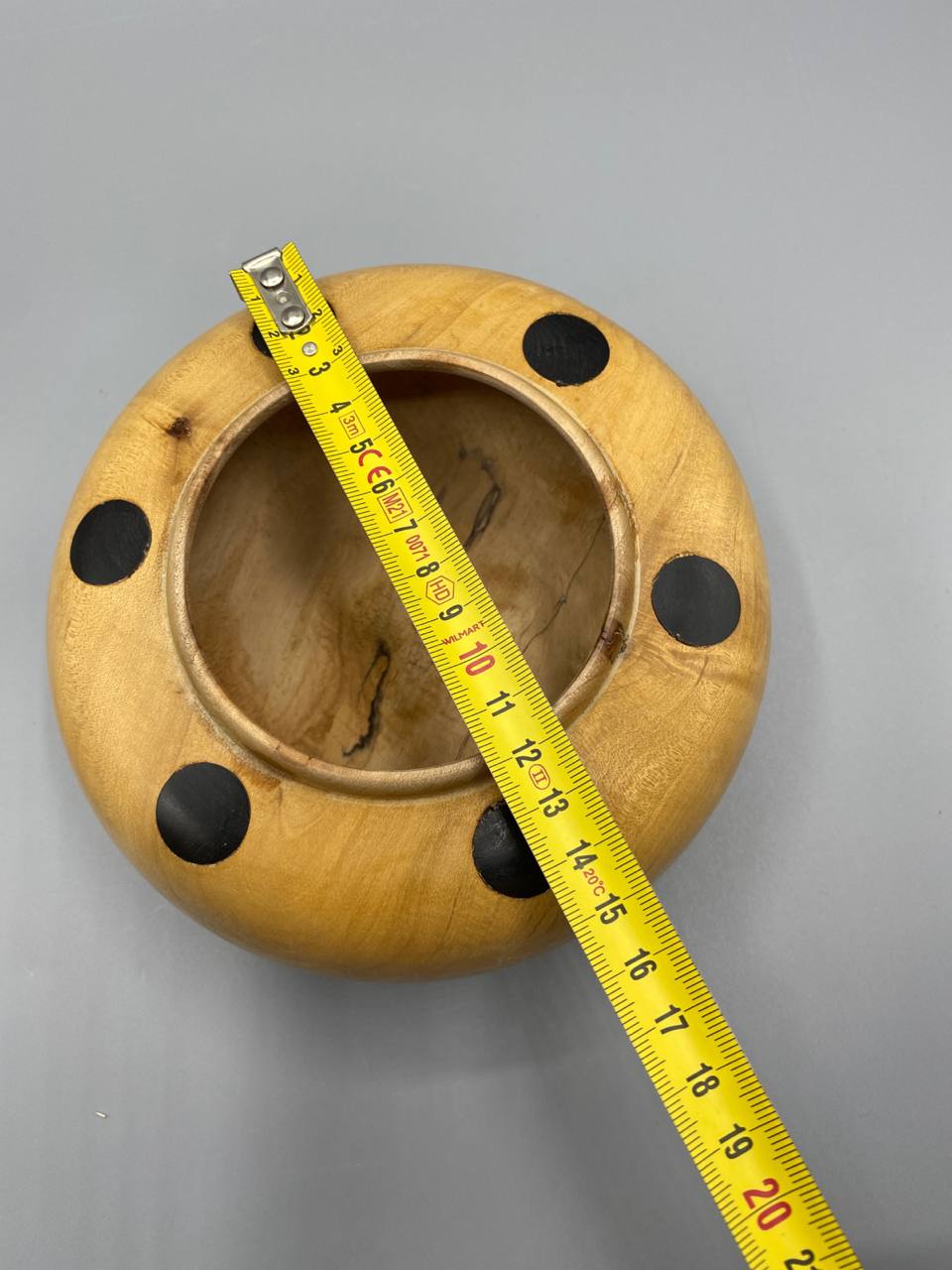 Boîte fermée de profil avec mètre ruban, hauteur environ 12 cm