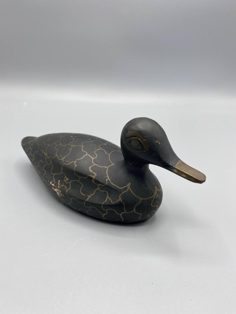 Canard stylisé métal patiné noir doré – vue de face