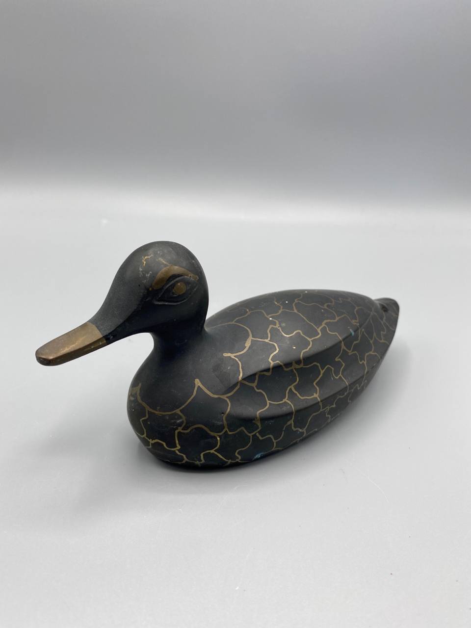 Canard stylisé métal patiné noir doré – vue de profil gauche