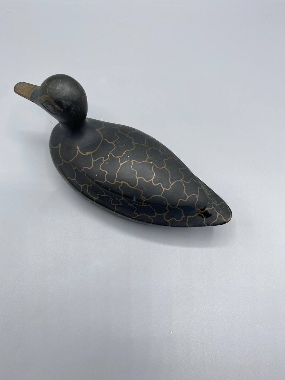 Canard stylisé métal patiné noir doré – vue de profil droit