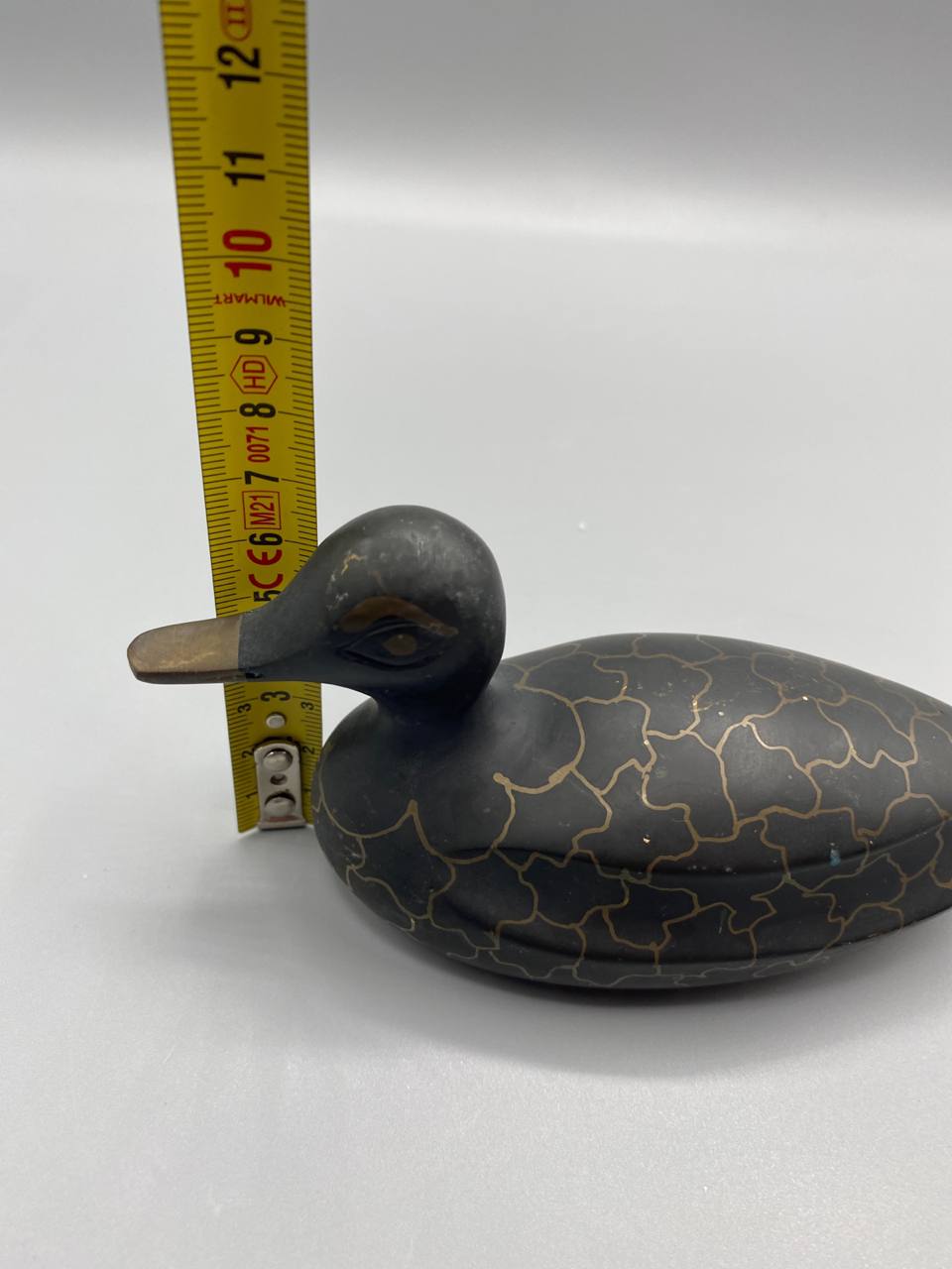 Canard stylisé métal patiné noir doré – vue avec mètre hauteur