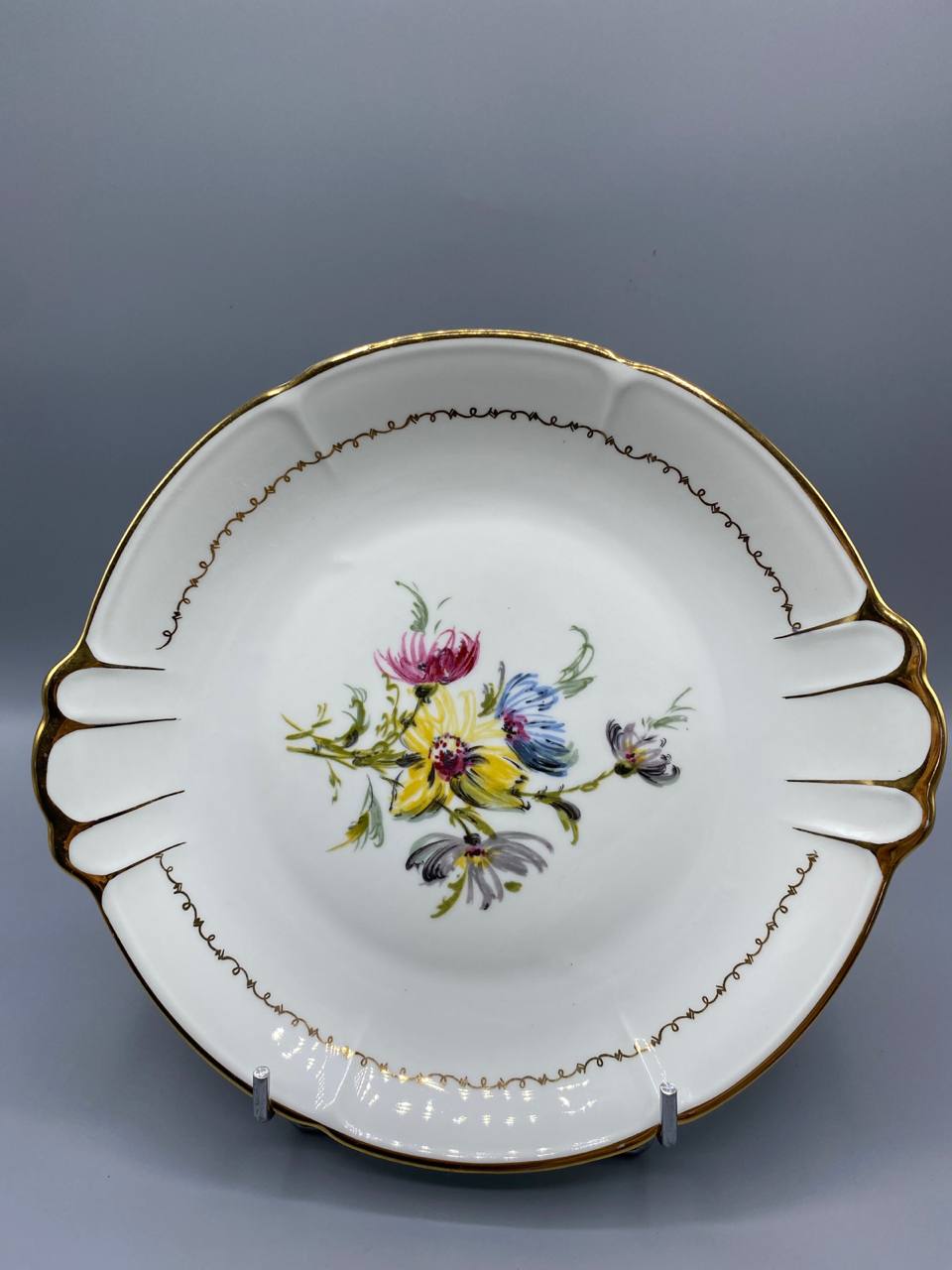 Plat à oreilles porcelaine C.C. Vierzon bouquet floral polychrome filet or