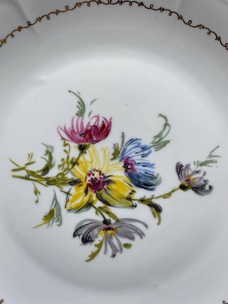 Détail bouquet floral peint main chrysanthèmes polychromes