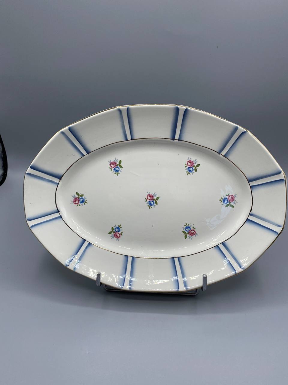 Plat ovale faïence Digoin Sarreguemines semis de roses polychromes bandes bleu