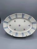 Plat ovale faïence Digoin Sarreguemines semis de roses polychromes bandes bleu