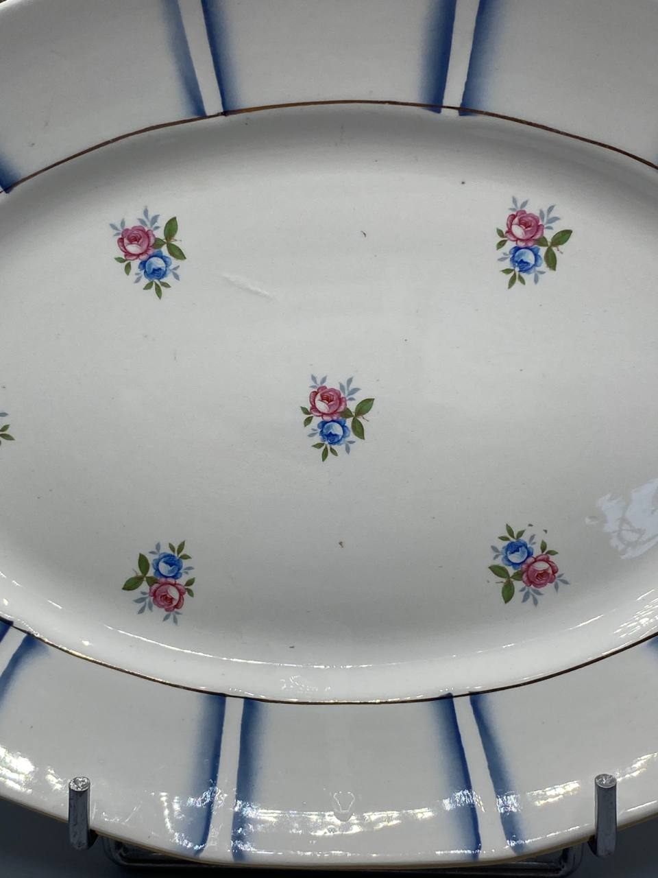 Détail semis de roses polychromes rose carmin bleu pervenche