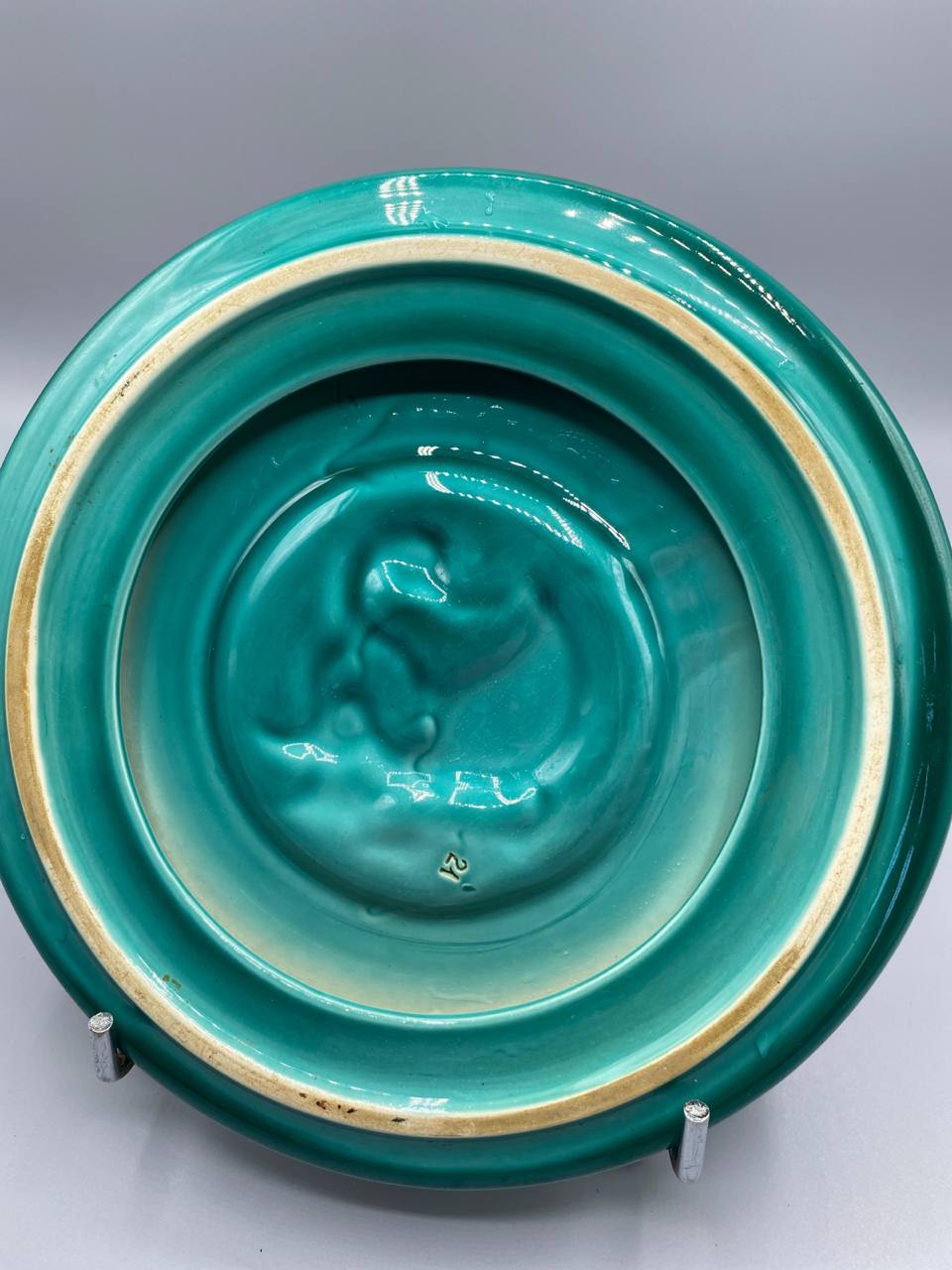 Revers dessous de plat céramique turquoise numéro modèle incisé