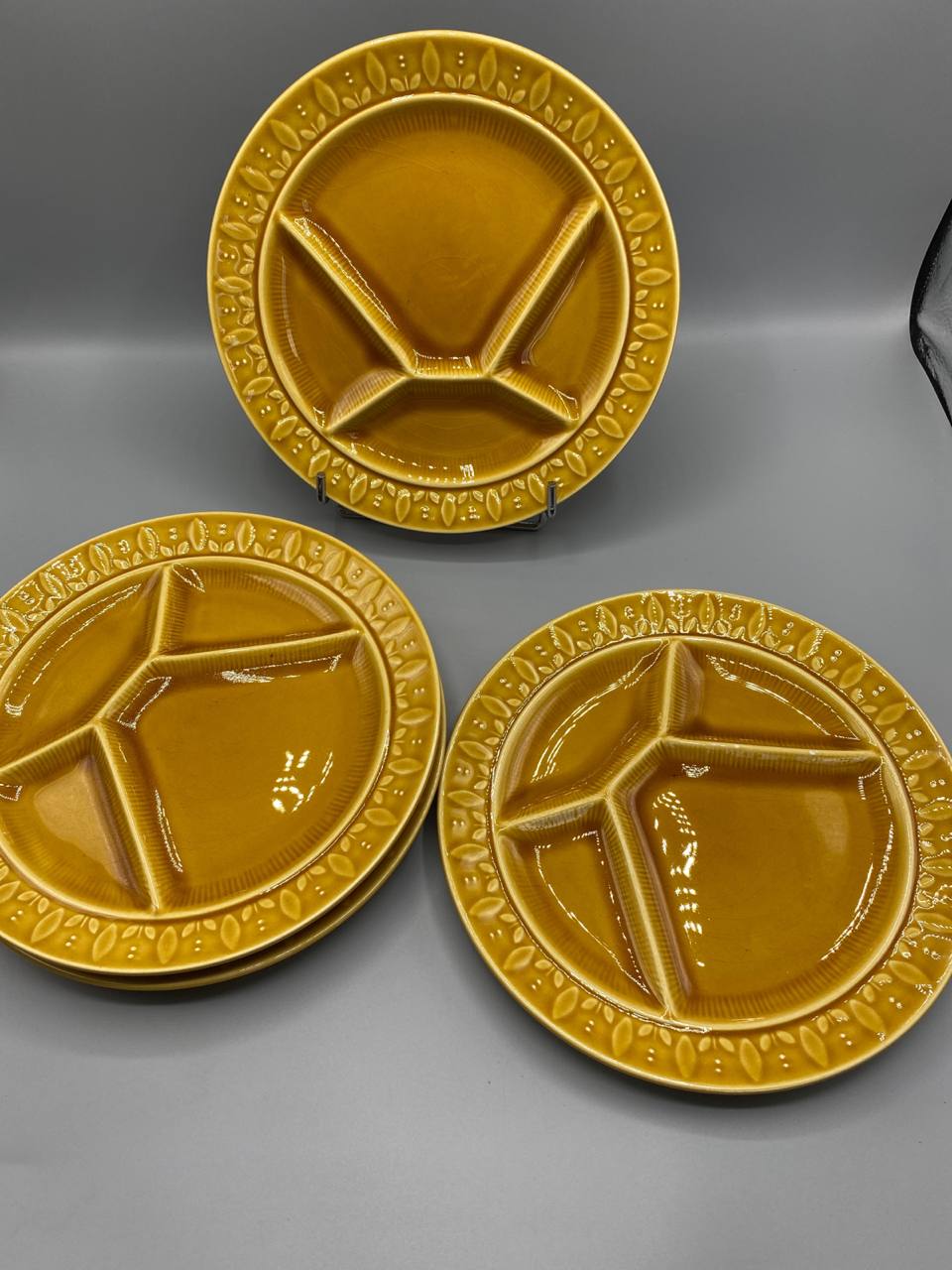4 assiettes à fondue faïence jaune moutarde 4 compartiments décor feuilles en relief