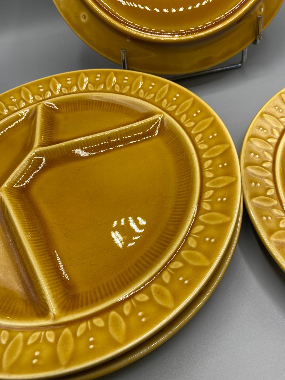 Détail compartiments et décor feuilles en relief faïence jaune moutarde