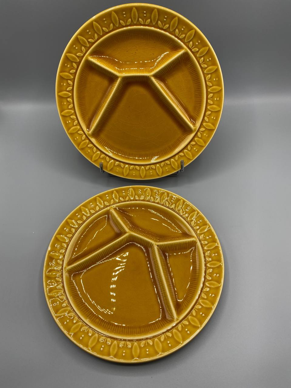 2 assiettes à fondue faïence jaune moutarde 4 compartiments décor feuilles en relief