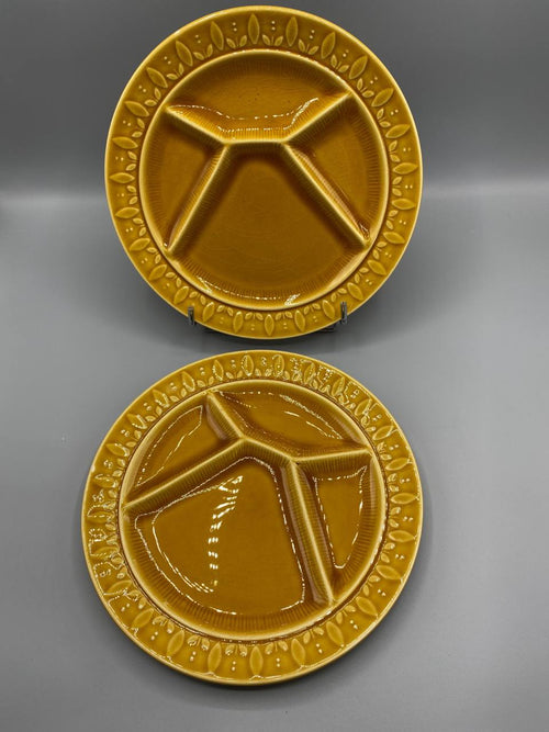2 assiettes à fondue faïence jaune moutarde 4 compartiments décor feuilles en relief