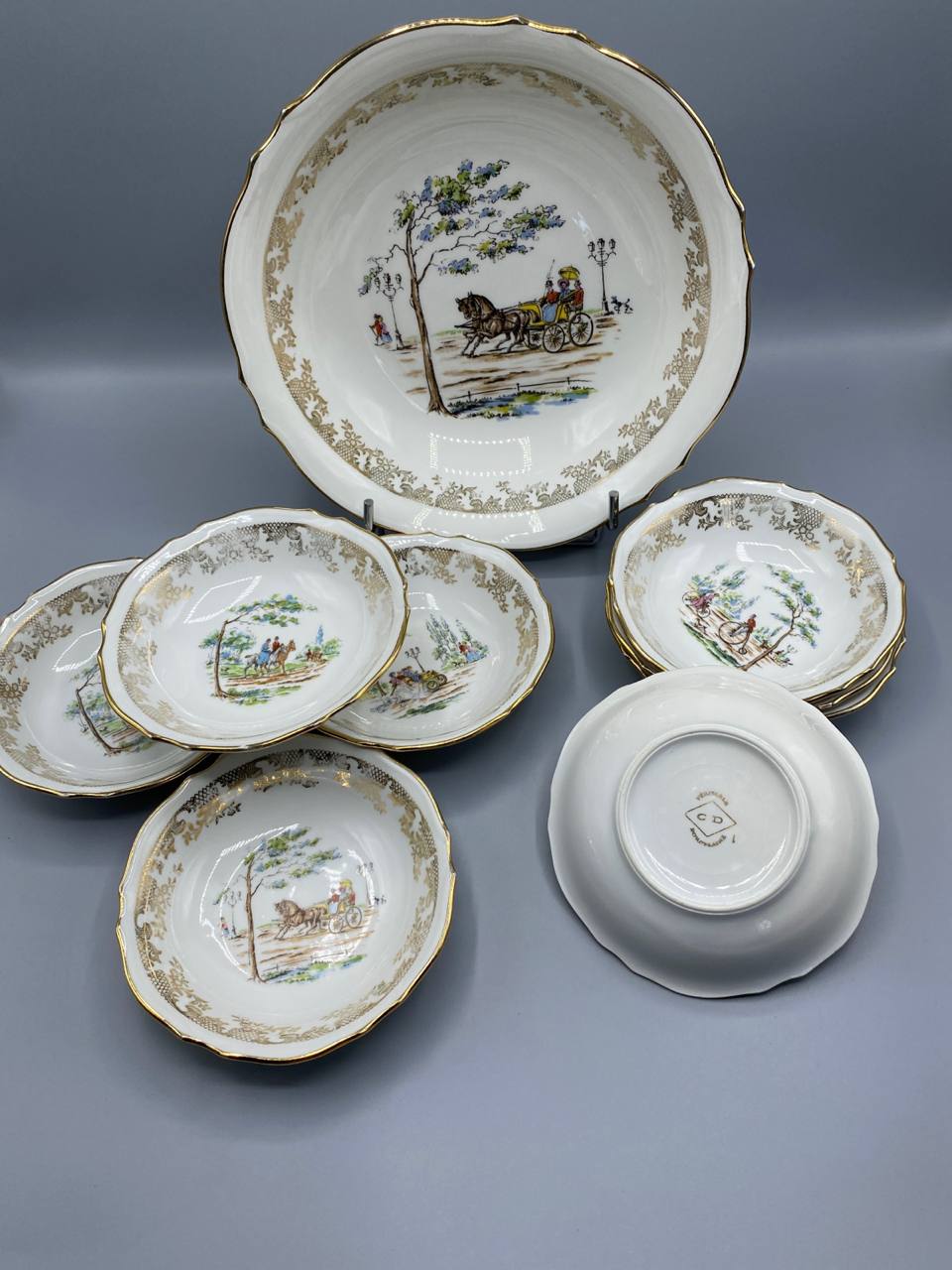 Service à dessert porcelaine CD 9 pièces scènes équestres frise dorée
