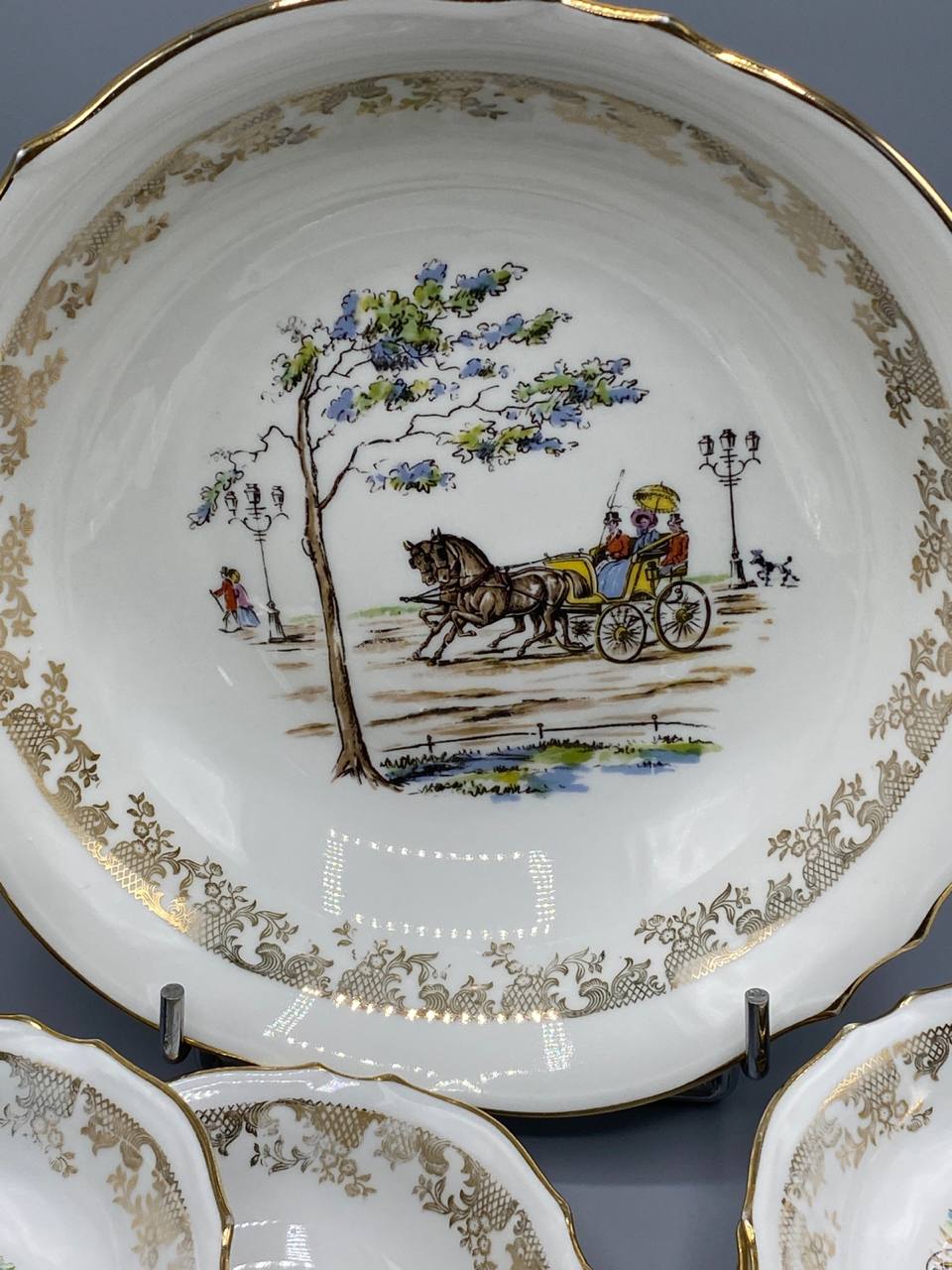 Détail grand compotier porcelaine CD calèche attelée parc frise dorée