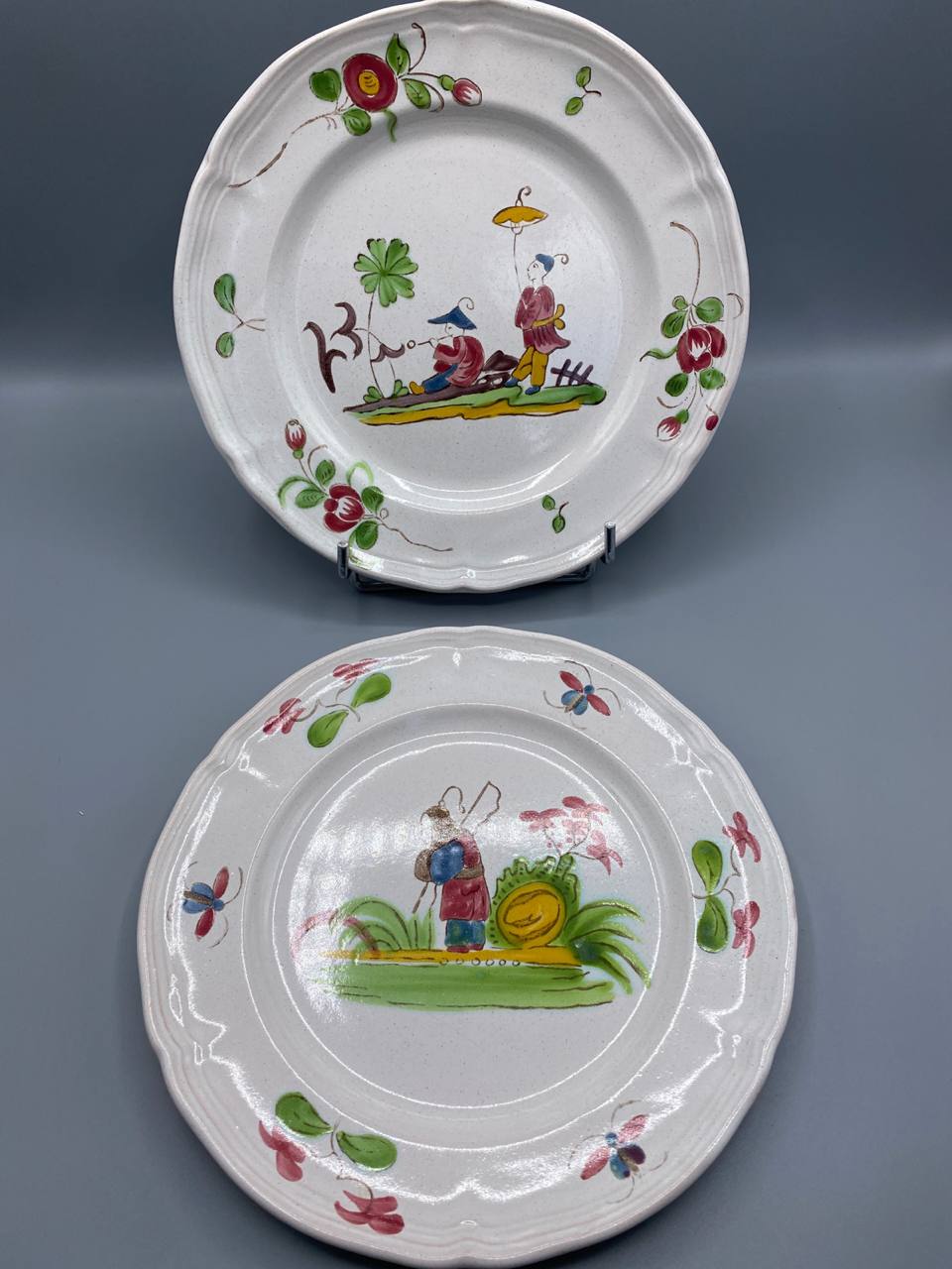 2 assiettes faïence peinte main chinoiseries style Les Islettes décors différents