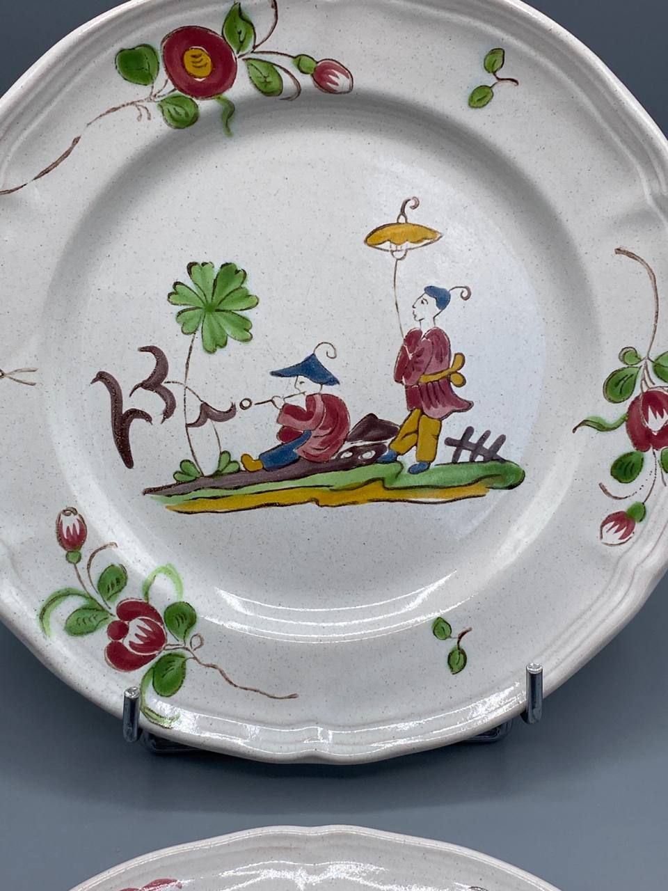 Détail assiette chinoiseries personnages ombrelle jardin oriental peint main