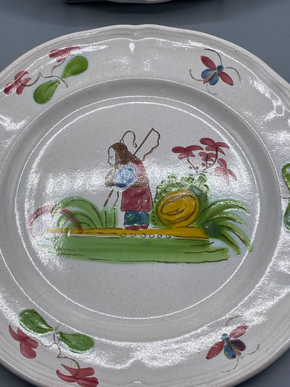 Détail assiette chinoiseries personnage solitaire chapeau paille jardin peint main