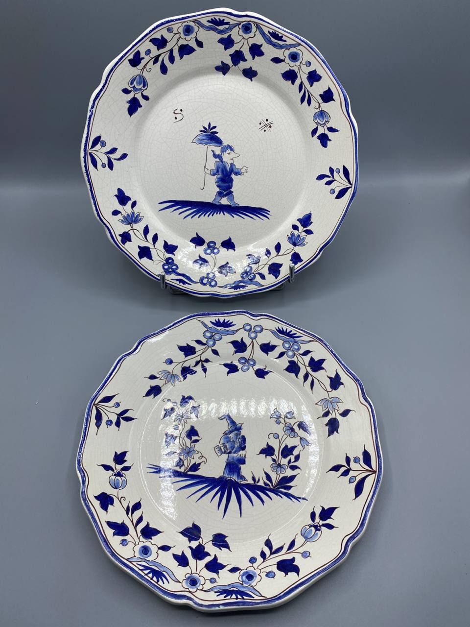 Assiette faïence peinte main chinoiseries bleu blanc personnage ombrelle chapeau plumes style Les Islettes