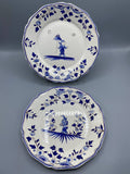 Assiette faïence peinte main chinoiseries bleu blanc personnage ombrelle chapeau plumes style Les Islettes