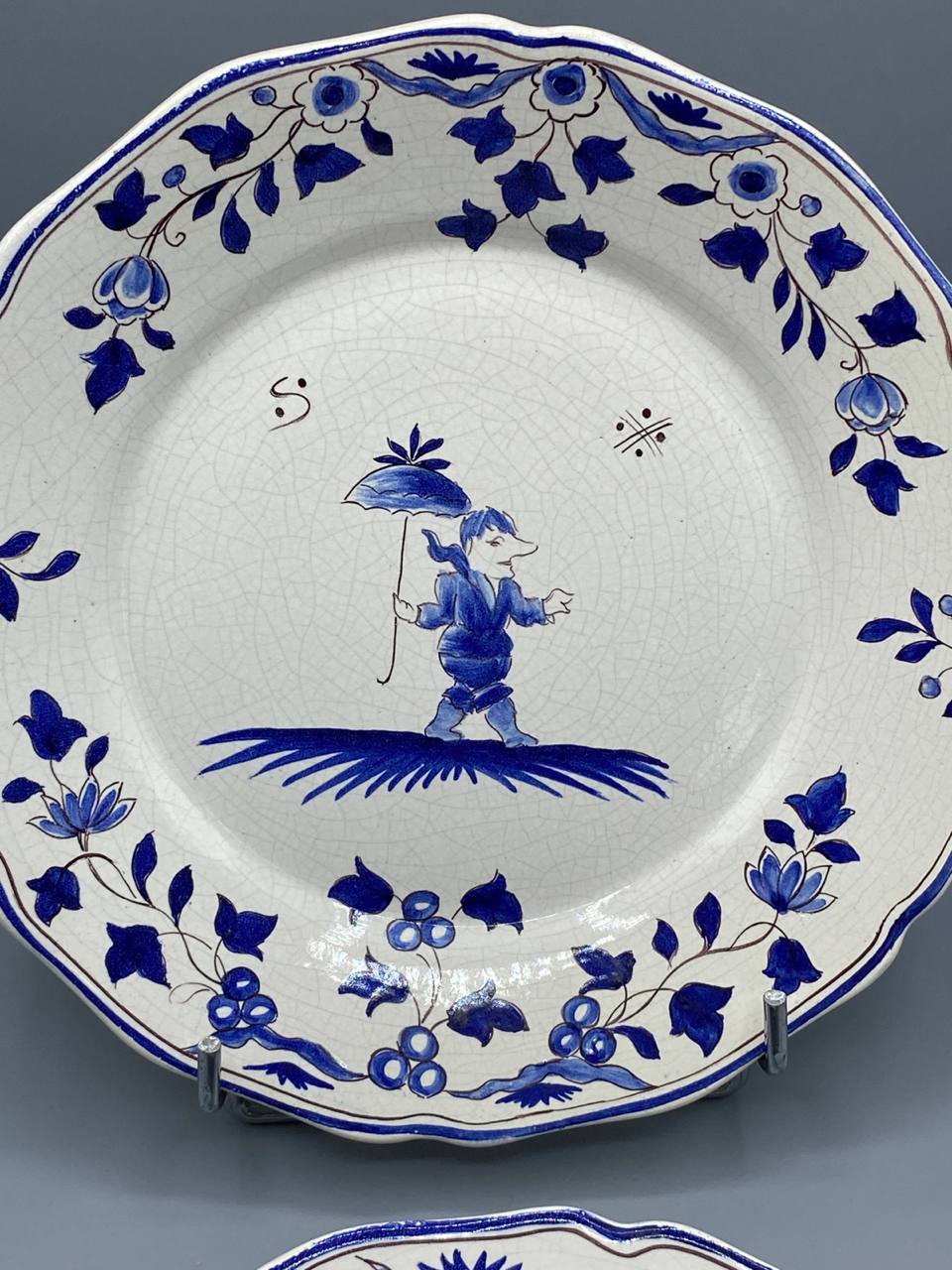 Assiette faïence peinte main chinoiseries bleu blanc personnage robe longue chapeau pointu végétation