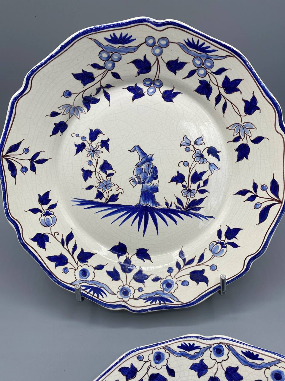 Vue ensemble 2 assiettes faïence chinoiseries bleu blanc style Les Islettes décors différents