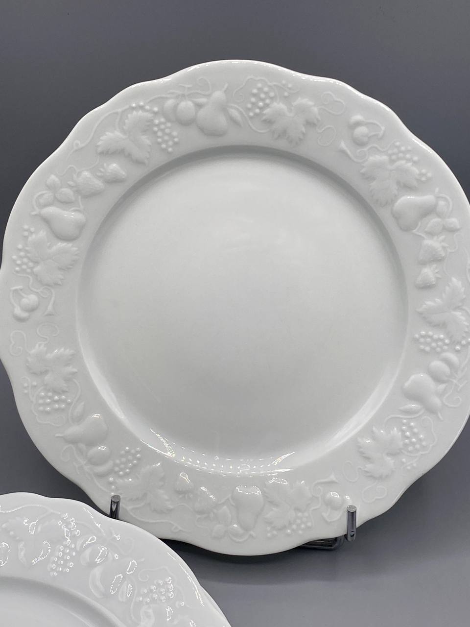 Détail marli festonné raisins poires pommes en relief porcelaine Limoges blanche