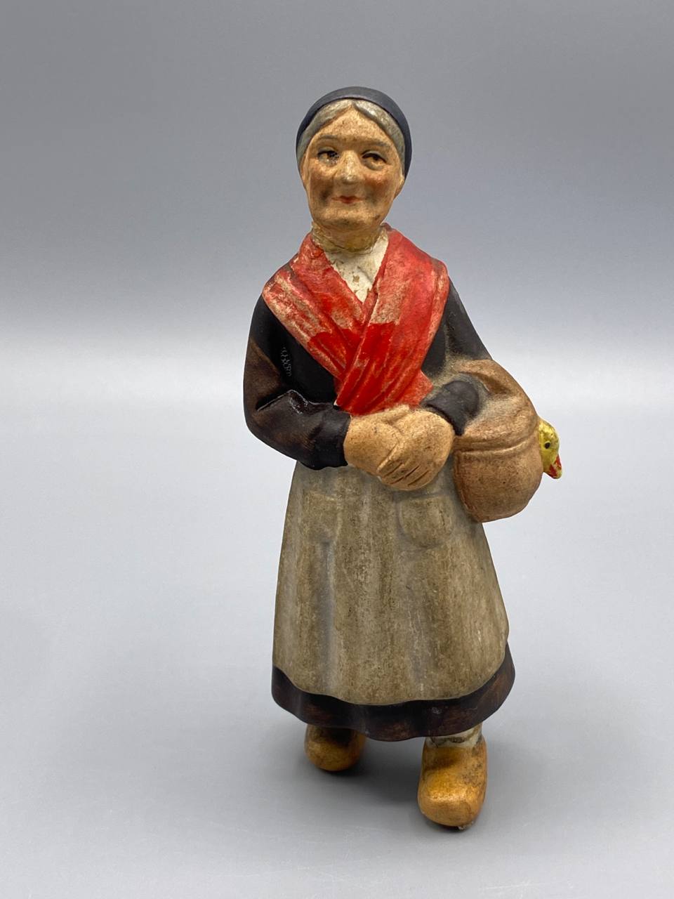 Statuette terre cuite polychrome paysanne panier volailles travail français vers 1940 face