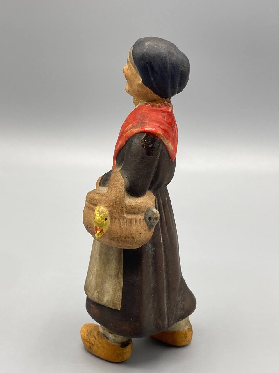 Statuette terre cuite polychrome paysanne profil gauche panier volailles