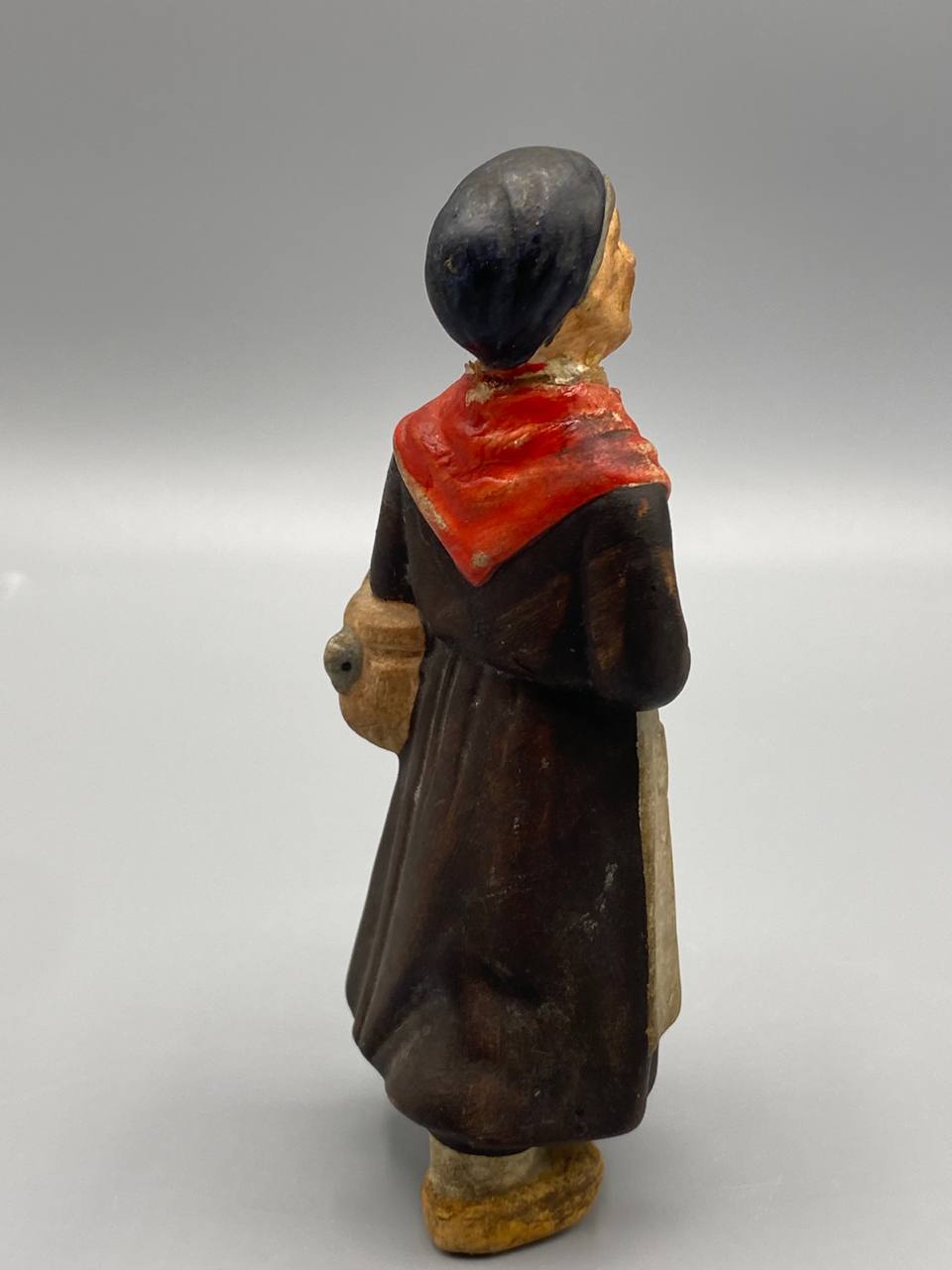 Statuette terre cuite polychrome paysanne dos châle rouge