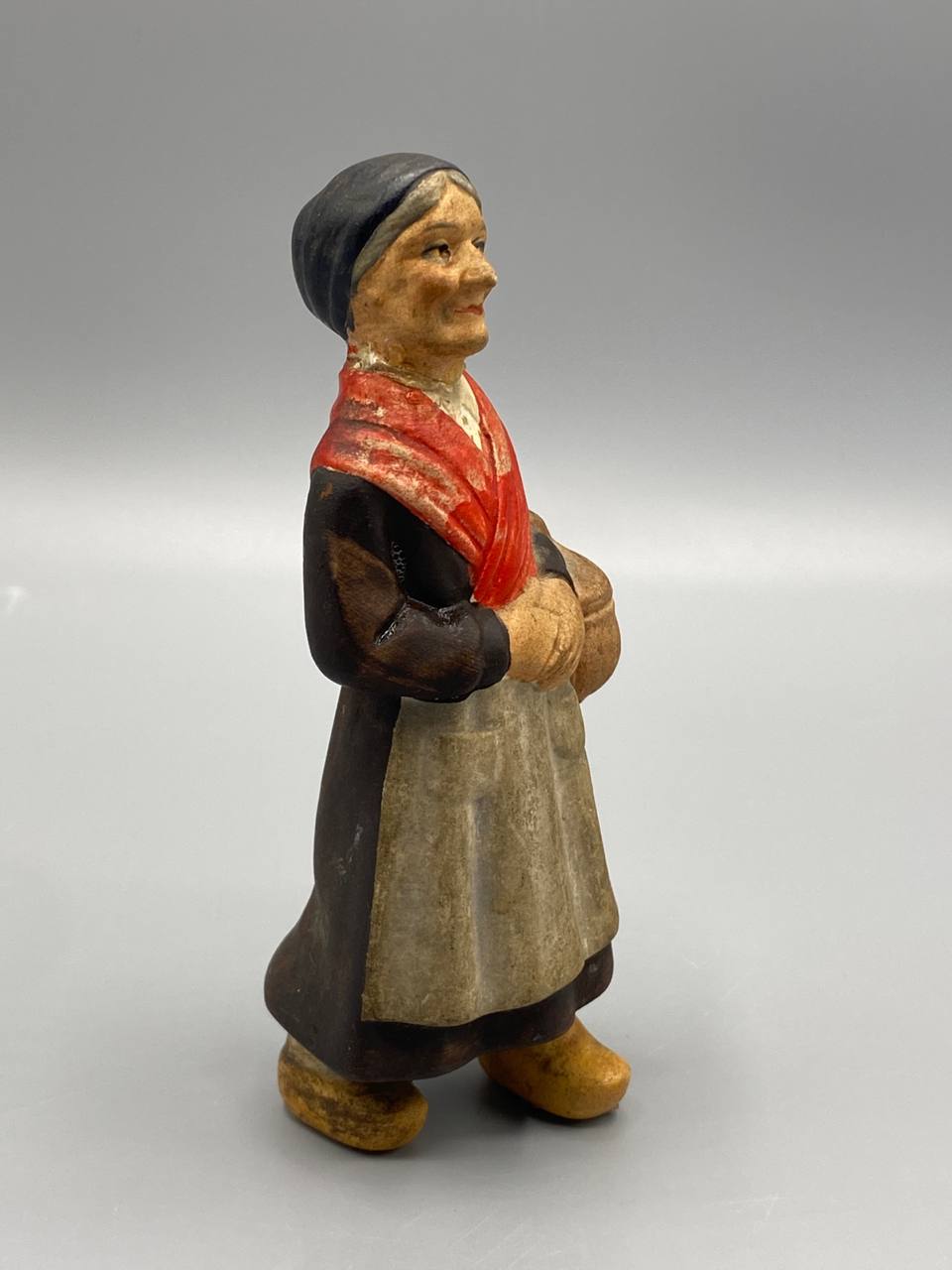 Statuette terre cuite polychrome paysanne profil droit sourire